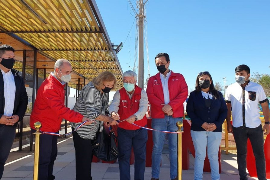 Vecinos de barrio Centro Oriente de Pozo Almonte celebran entrega de nueva plazoleta Estación