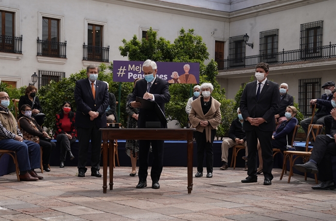 Presidente firma proyecto de ley para subir las pensiones: “Nuestro Gobierno tiene un compromiso político y moral con mejorar las pensiones”