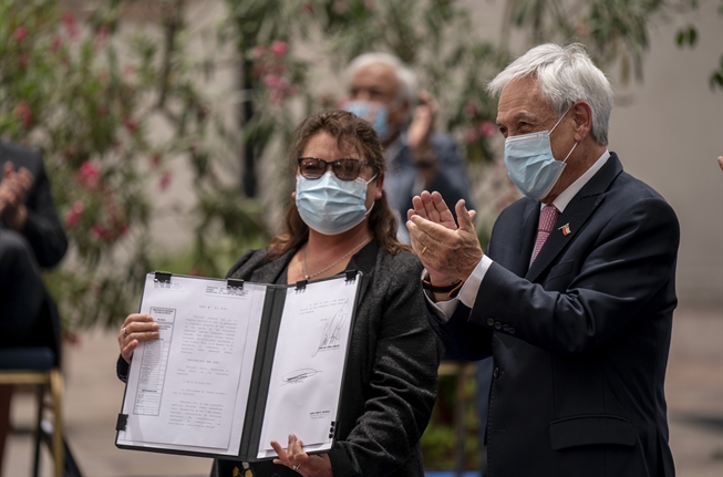 Presidente Sebastián Piñera promulga Ley Juan Barrios que endurece penas por ataques incendiarios en vehículos con personas