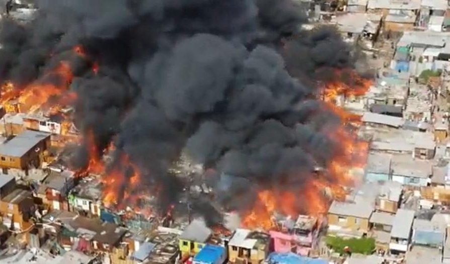 100 casas destruidas y 400 damnificados en incendio en campamento Laguna Verde