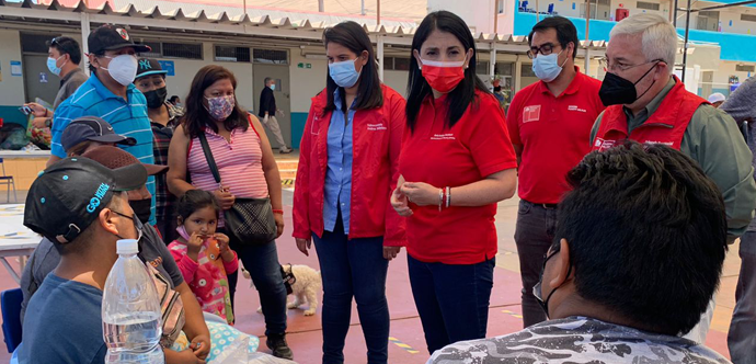 Ministra Rubilar y subsecretaria Balladares coordinan en terreno las ayudas para familias afectadas por incendio en Iquique
