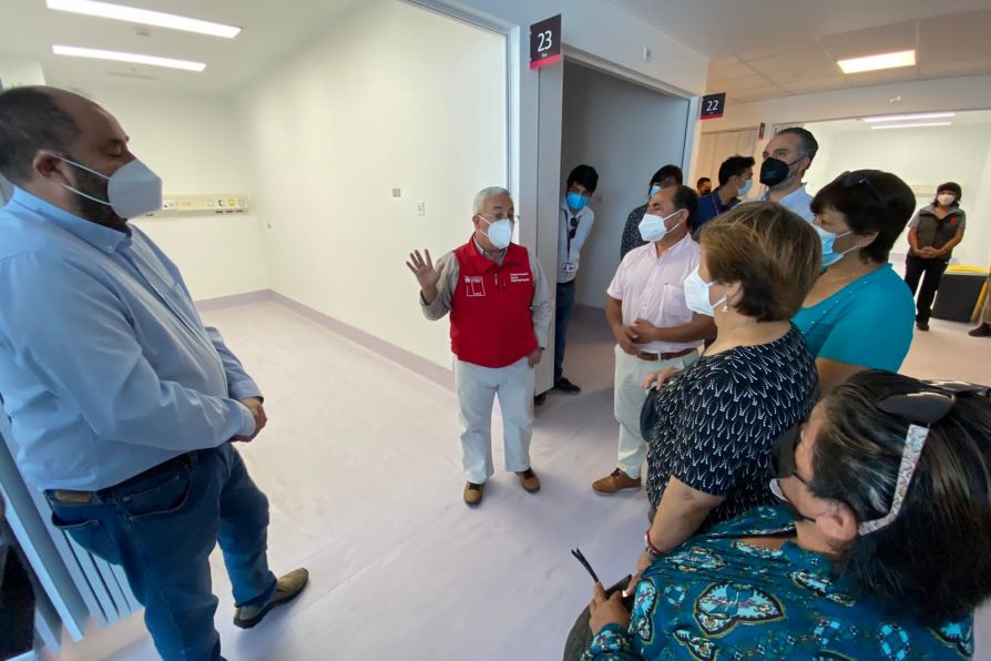 Delegado presidencial y alcalde inspeccionaron edificio donde funcionará Hospital de Alto Hospicio