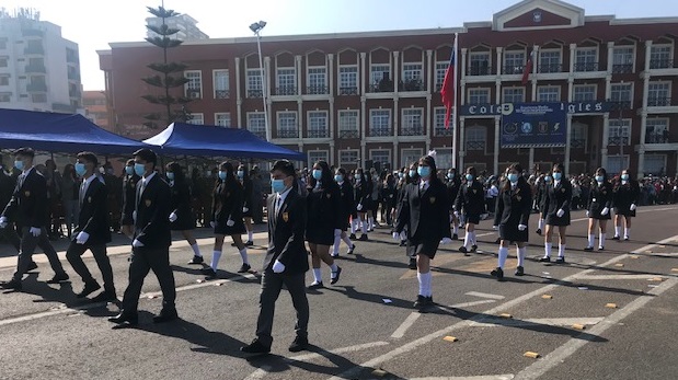 31 establecimientos educacionales de Iquique desfilaron en homenaje a las Glorias Navales