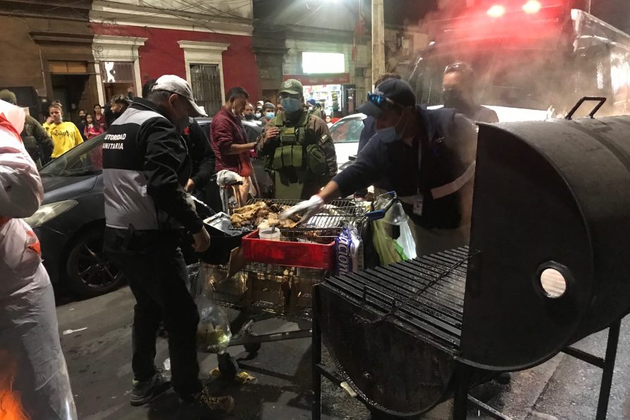 Humeantes parrillas decomisadas en nocturna fiscalización al comercio informal en Iquique