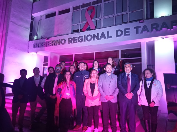 En el mes de la prevención del cáncer de mama iluminan de color rosado edificio institucional