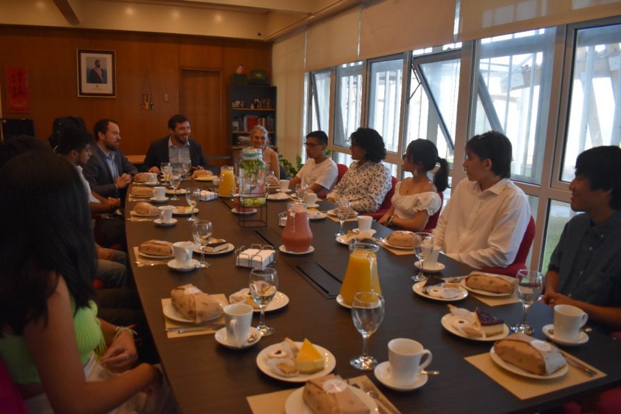 Delegado encabezó desayuno con estudiantes de Tarapacá que obtuvieron Distinciones a las Trayectorias Educativas en la PAES 