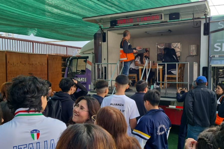 Camión simulador sísmico “hizo temblar” el Colegio Inglés en Iquique