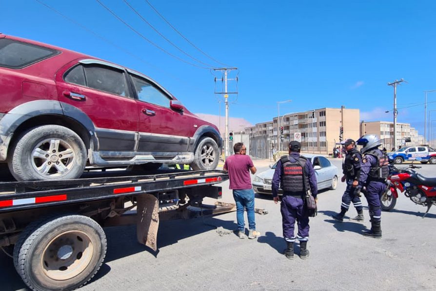 Tres autos sacados de circulación y decomiso de una tonelada de papas en fiscalización en Alto Hospicio