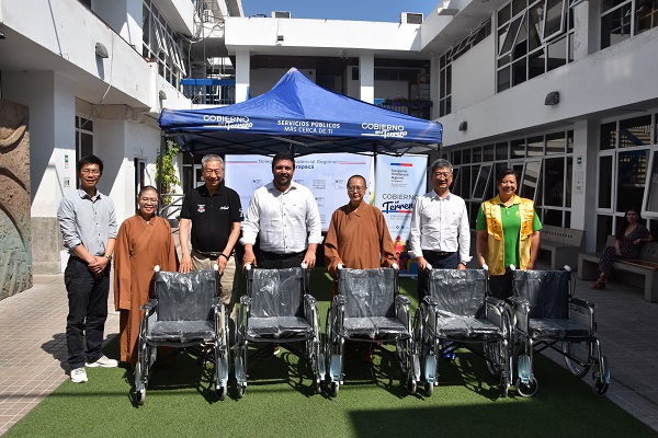 Delegación recibe donación de 200 sillas de ruedas tradicionales