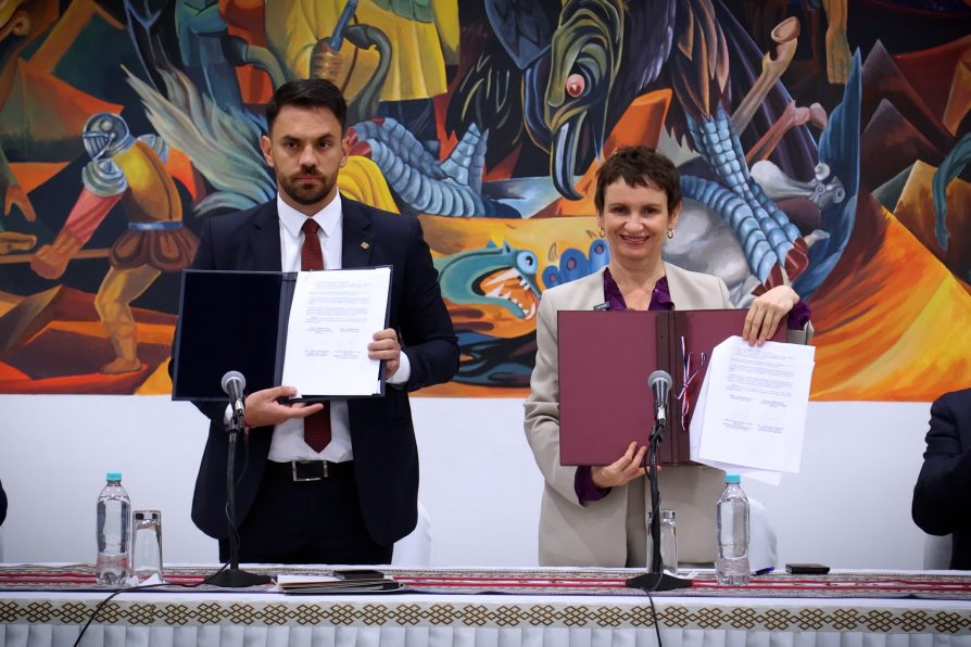 Ministra Tohá visita Bolivia y firma protocolo para reconducción de migrantes irregulares