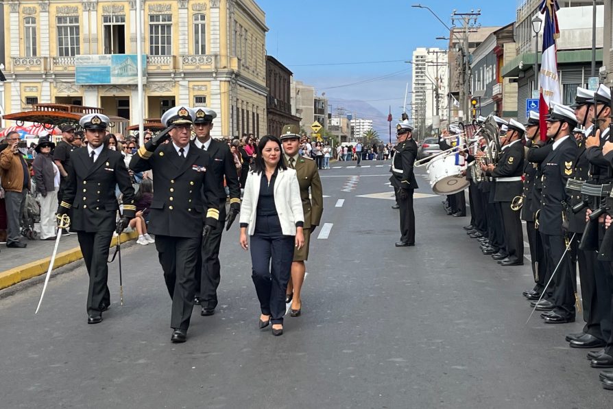 Delegada presidencial en tradicional desfile en Plaza Prat de Iquique