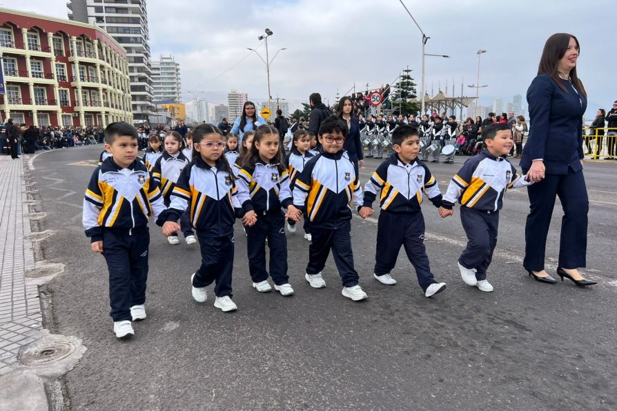 Como ex alumna, delegada presidencial en desfile por aniversario del Colegio Inglés