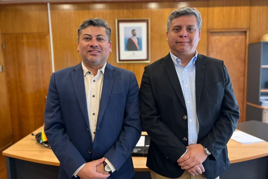 Delegado presidencial (s) recibe saludo protocolar de nuevo seremi de Ciencia