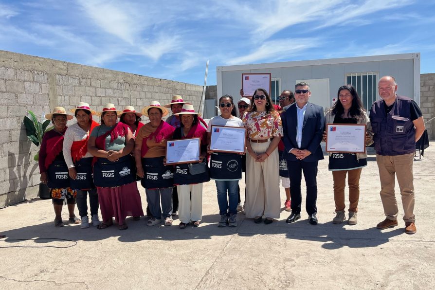 Delegado presidencial participa en certificación Fosis a emprendedoras del Tamarugal