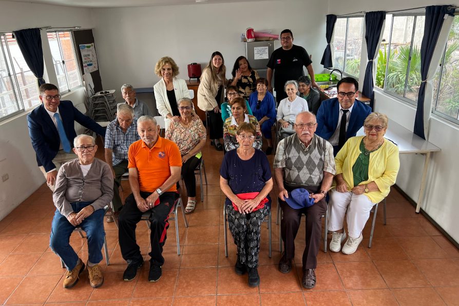 Autoridades informan a adultos mayores postergación del cobro del alza en las cuentas de la luz