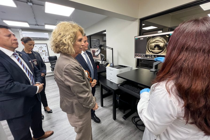 Delegada presidencial conoció cómo la PDI complementa científica y tecnológicamente sus investigaciones