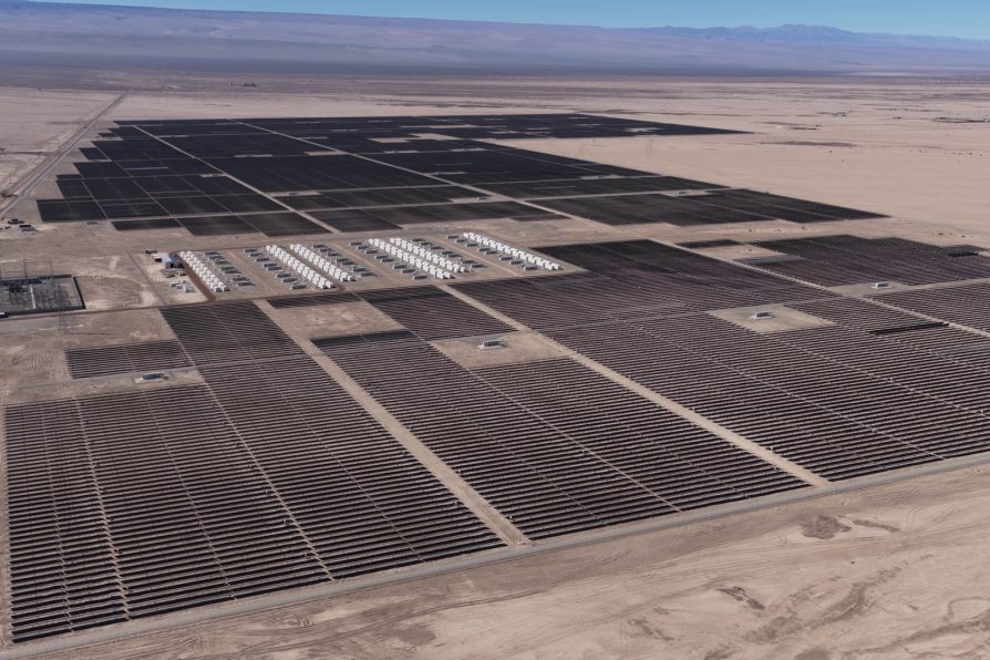 Delegada presidencial de Tarapacá y ministra de energía inauguran el parque fotovoltaico “Víctor Jara” en la región